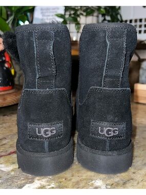 New Without Tags UGG Short Black Suede Booties